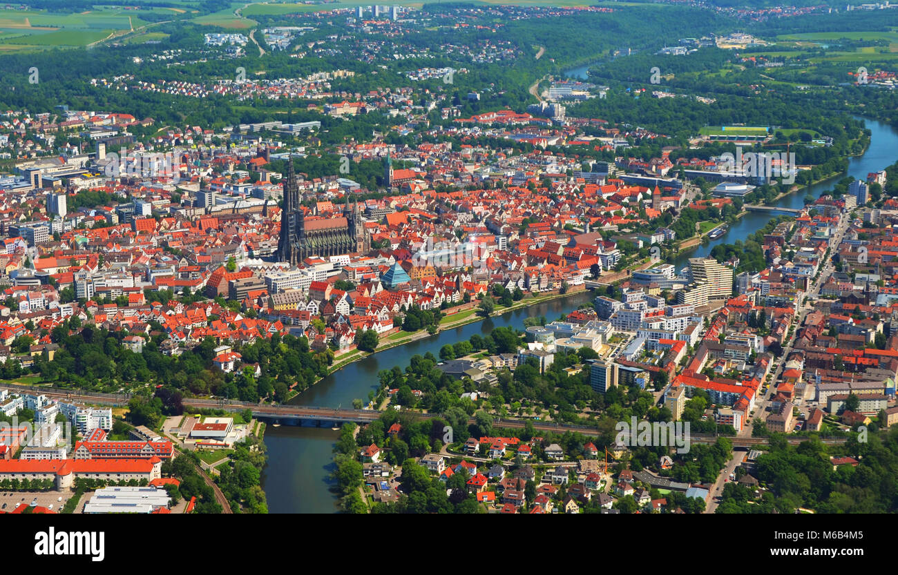 Näher Luftaufnahme des Ulmer Münsters (Ulmer Münster) und Ulm, Süddeutschland an einem sonnigen Sommertag Stockfoto