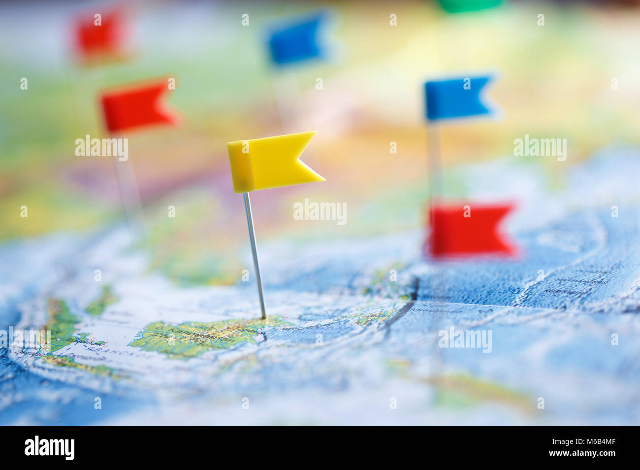 Makro Foto mit Flagge pinnadeln und Weltkarte. Travel Concept. Stockfoto
