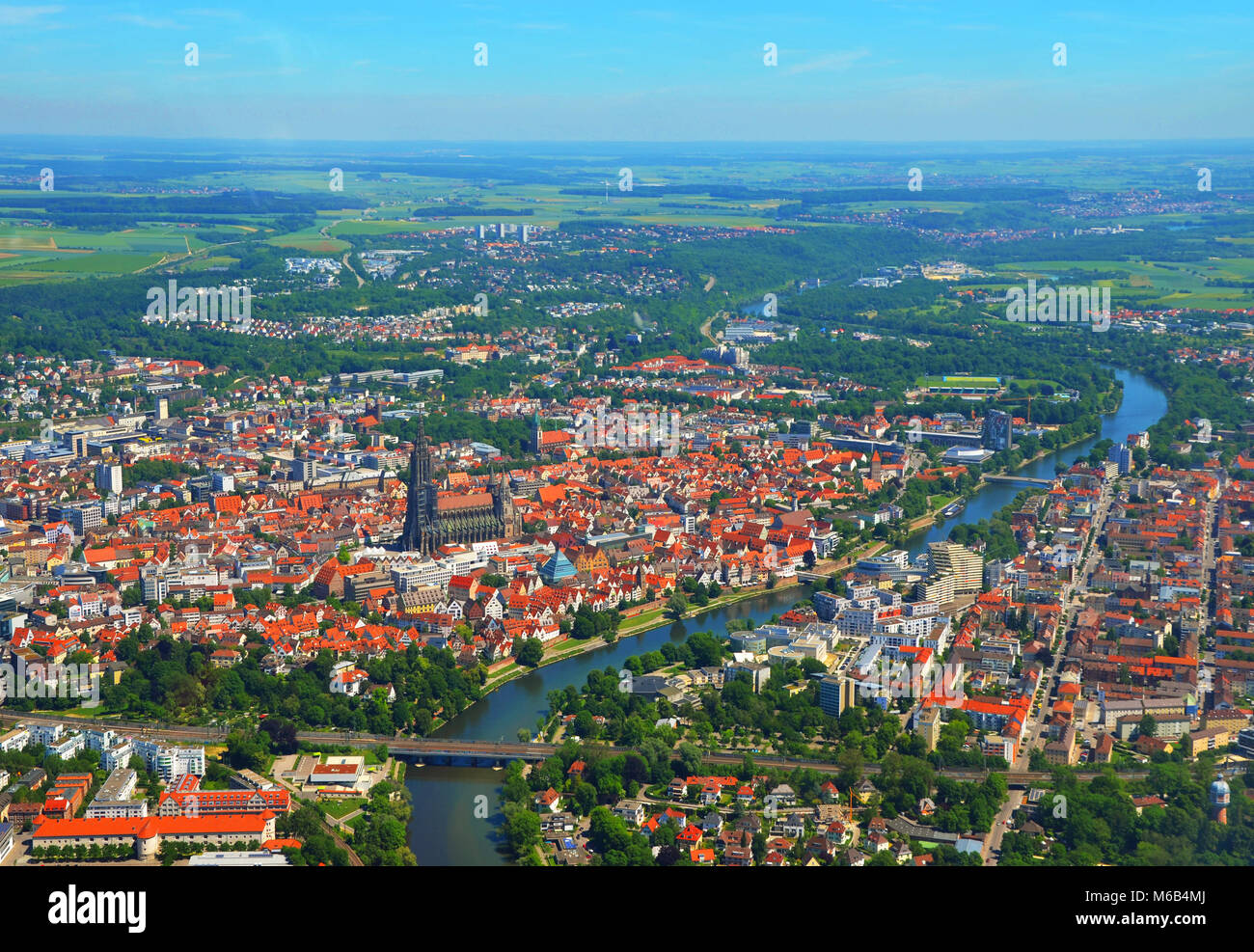 Näher Luftaufnahme des Ulmer Münsters (Ulmer Münster) und Ulm, Süddeutschland an einem sonnigen Sommertag Stockfoto