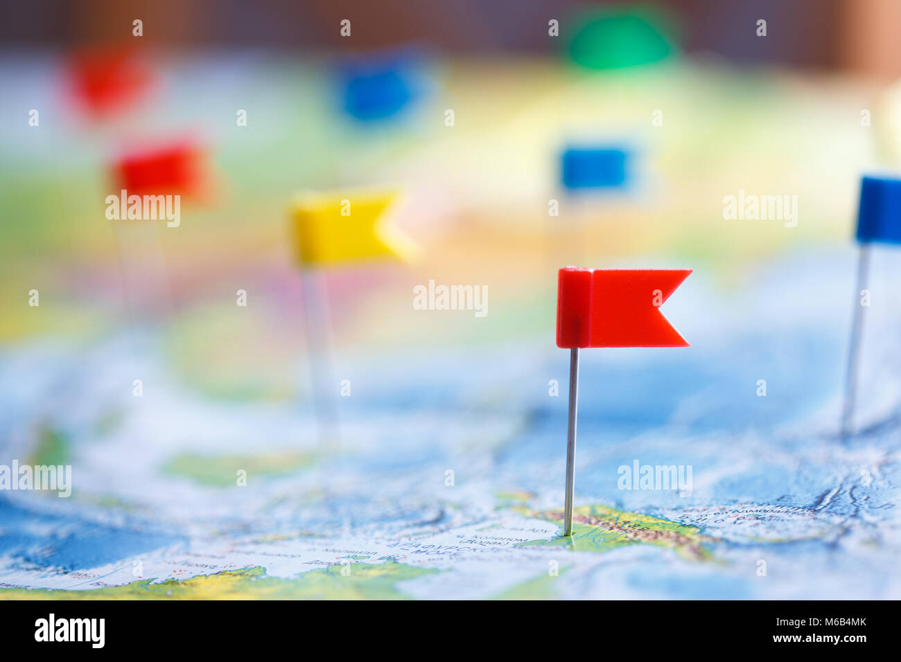 Makro Foto mit Flagge pinnadeln und Weltkarte. Travel Concept. Stockfoto