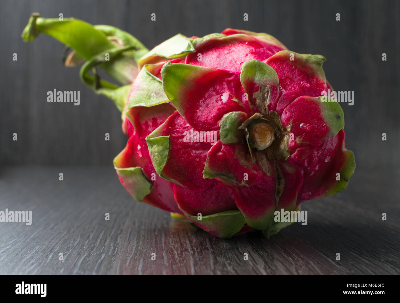 Exotische organische Drachenfrucht pitaya auf dem Schwarzen Tisch Stockfoto