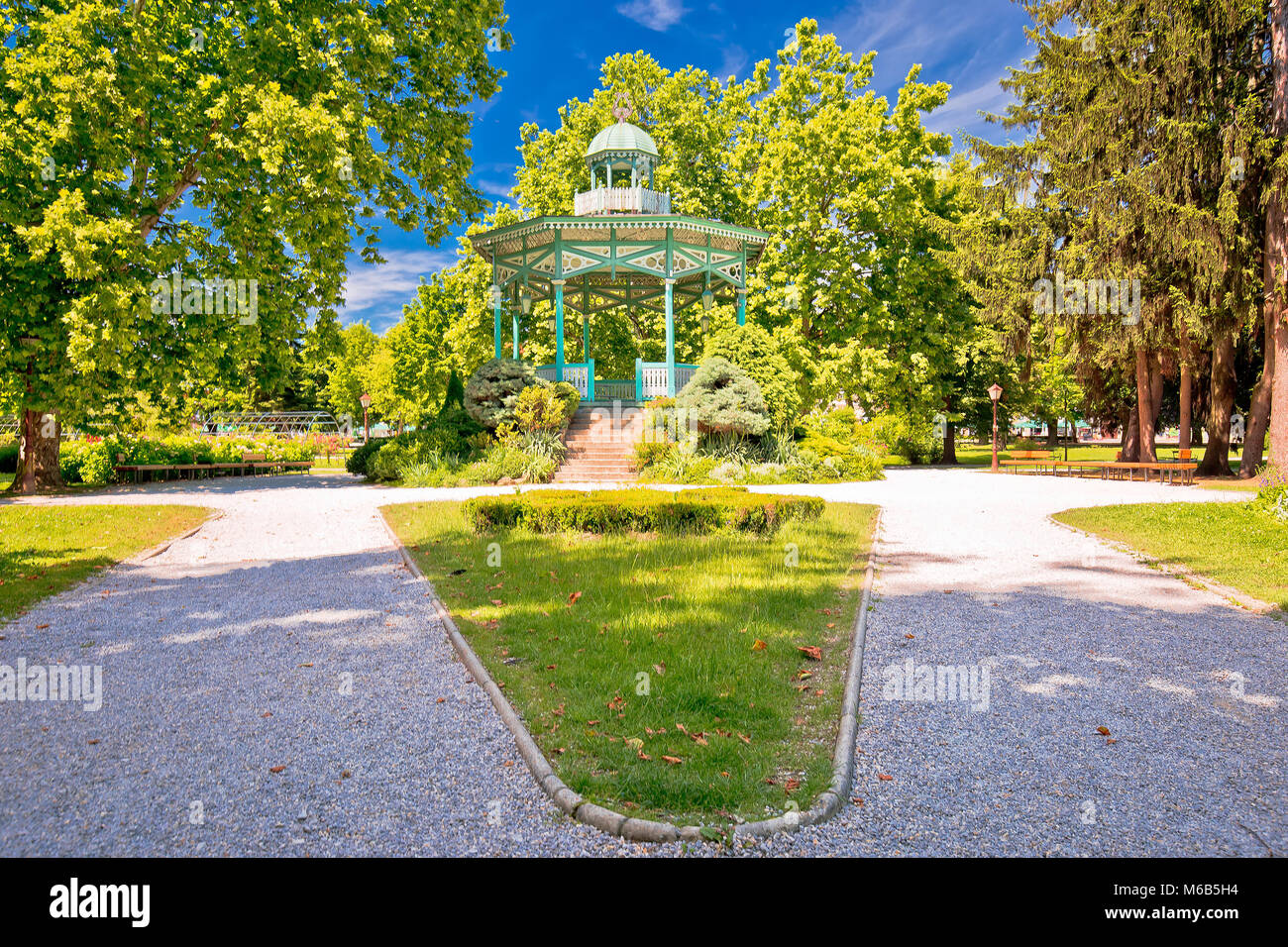 Stadt Koprivnica park Gehweg und Pavillion, Region Podravina Kroatien Stockfoto