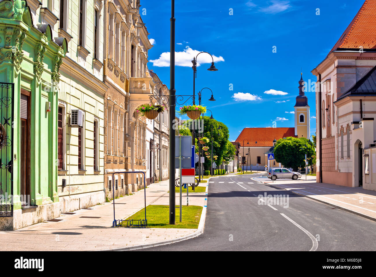 Alte Straße der Stadt Koprivnica und Blick auf den Park, Podravina Region in Kroatien Stockfoto