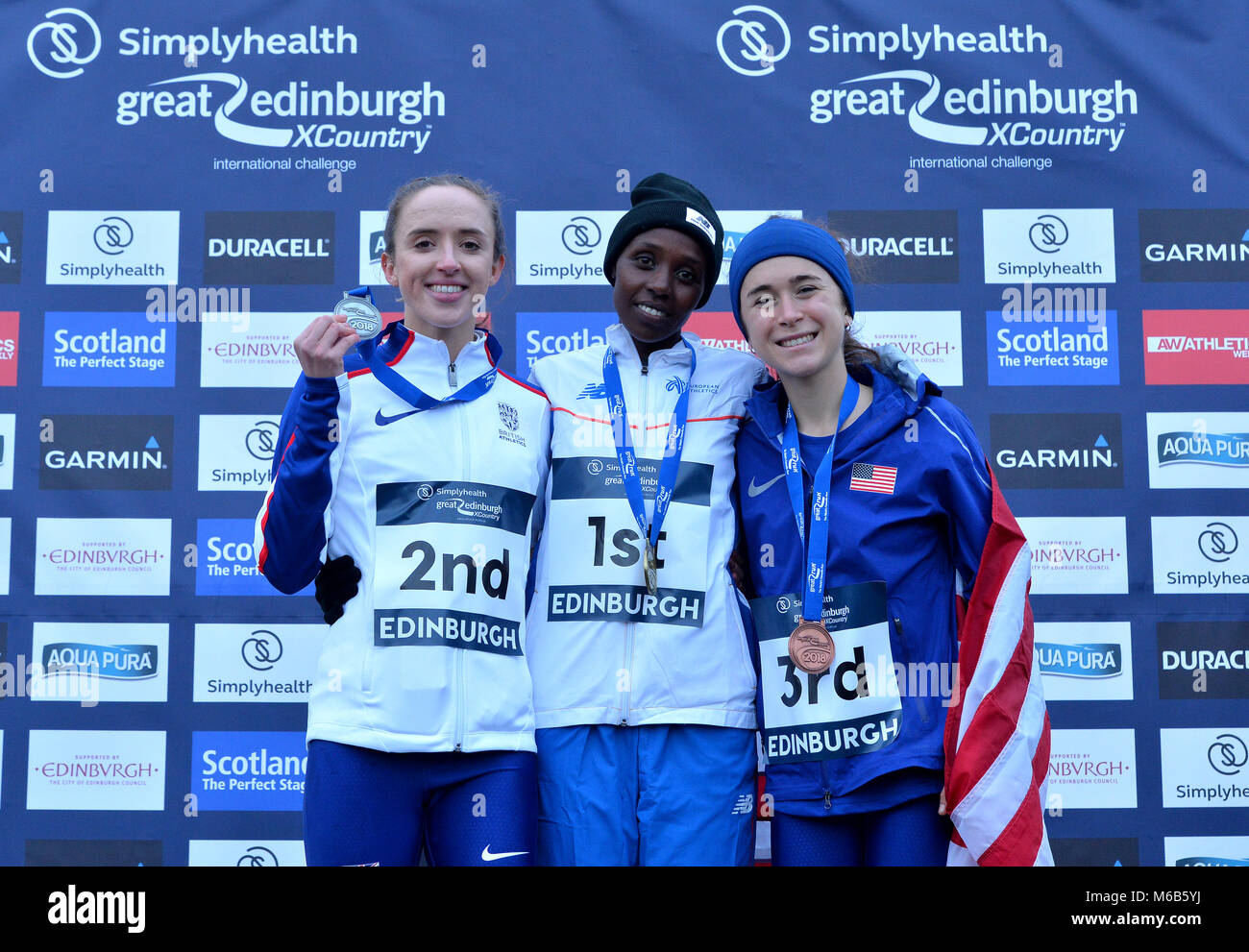 (L-R), GBR Emelia Gorecke, EUR Yasmin und USA Molly Seidel bei der Siegerehrung an der Simplyhealth große Edinburgh XCountry Womans 6k Rennen während der Großen Edinburgh International XCountry 2018 in Holyrood Park, dem Edinburgh darstellen. PRESS ASSOCIATION Foto. Bild Datum: Samstag, Januar 13, 2018. Foto: Mark Runnacles/PA-Kabel. Stockfoto