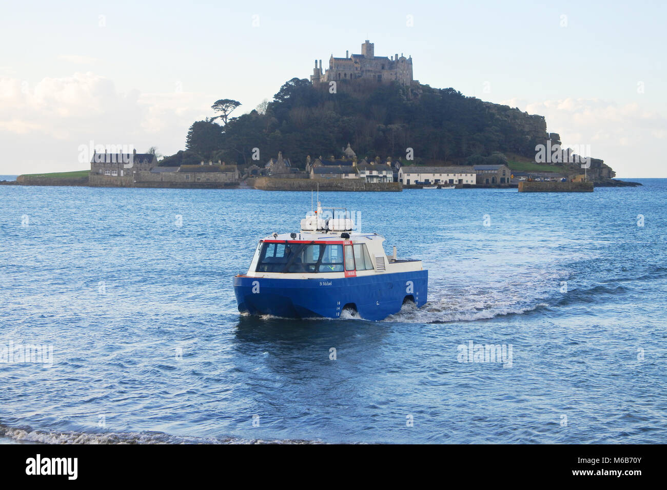 Die amphibischen Fähre am St. Michael's Mount, Cornwall, UK - Johannes Gollop Stockfoto
