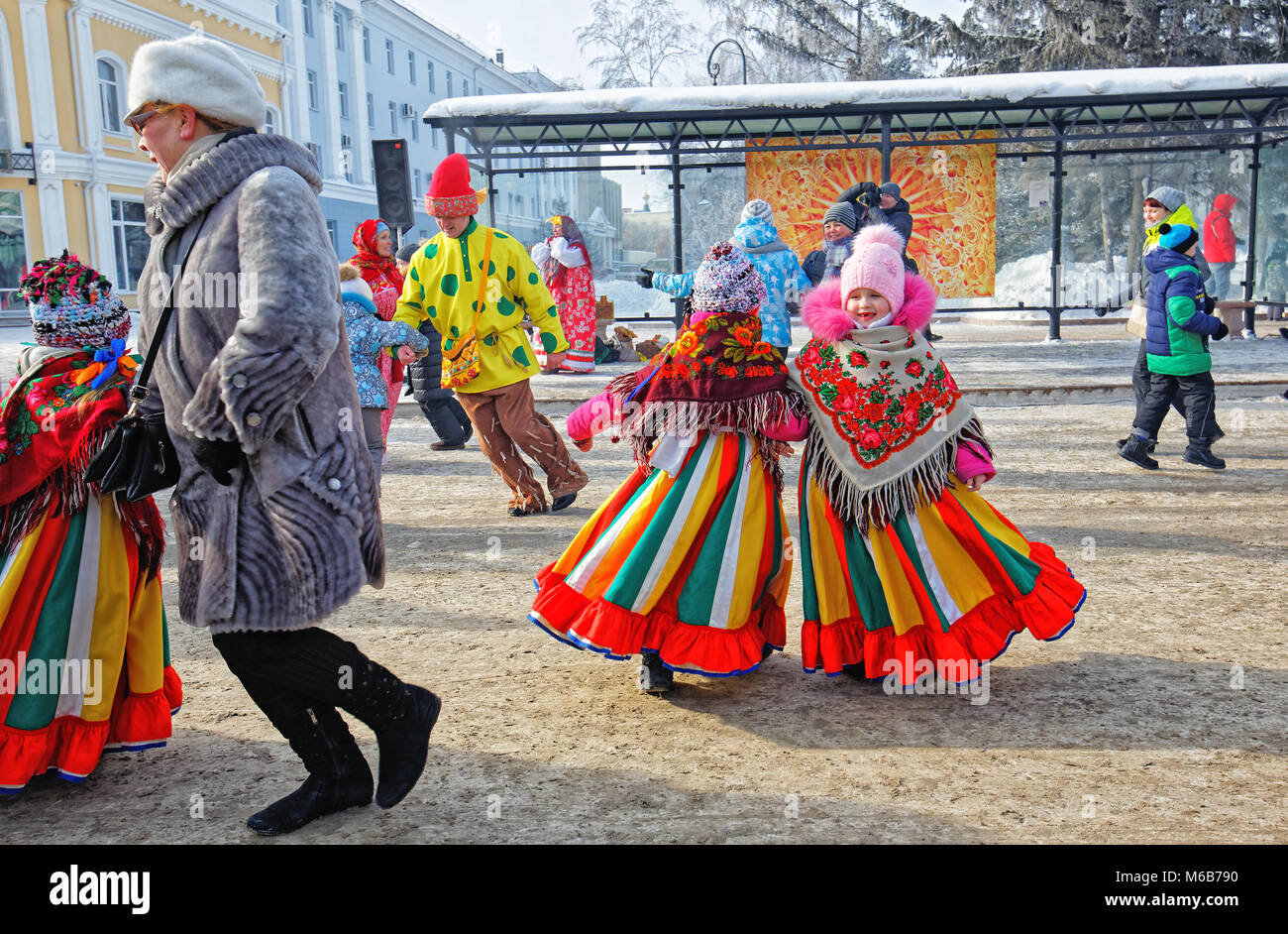Editorial. Omsk, Russland - Februar, 18 2018. Lenina Straße, Fastnacht Maslenitsa feier Traditionelle alte russische Tanz quadrille Stockfoto