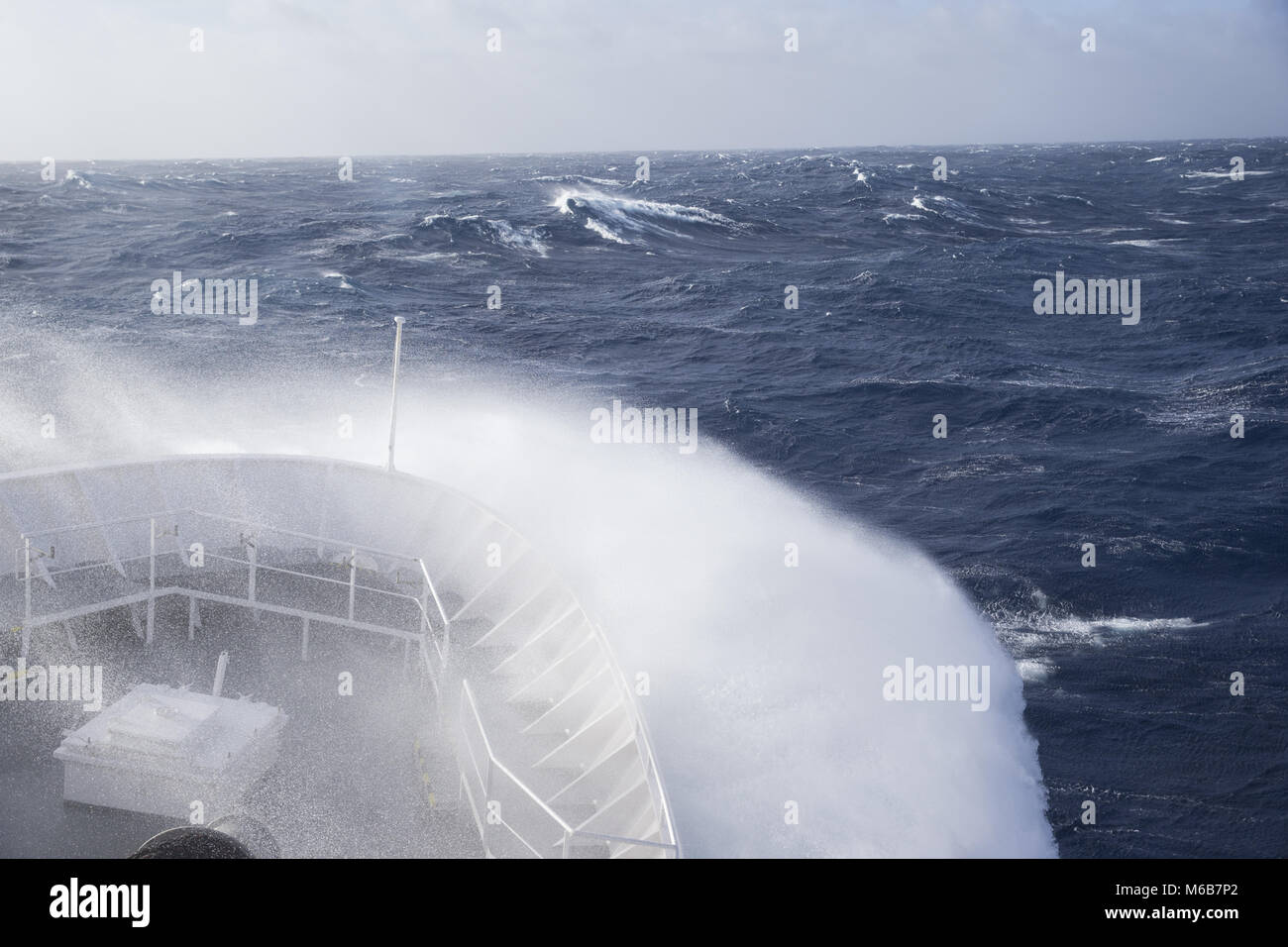 Wellen über den Bug im Südlichen Ozean brechen Stockfoto