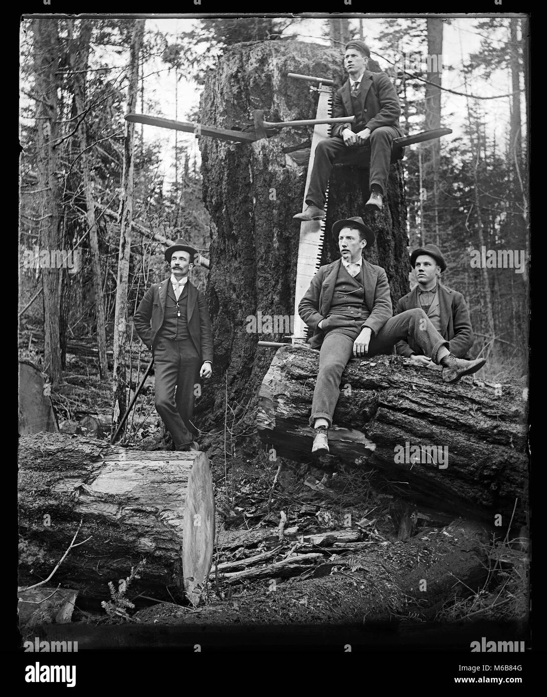 Washington Logger an einem Sonntag Nachmittag im Jahr 1911, in Ihren besten Kleid mit ihrer Ausrüstung posieren. Bild aus Glas negativ. Stockfoto