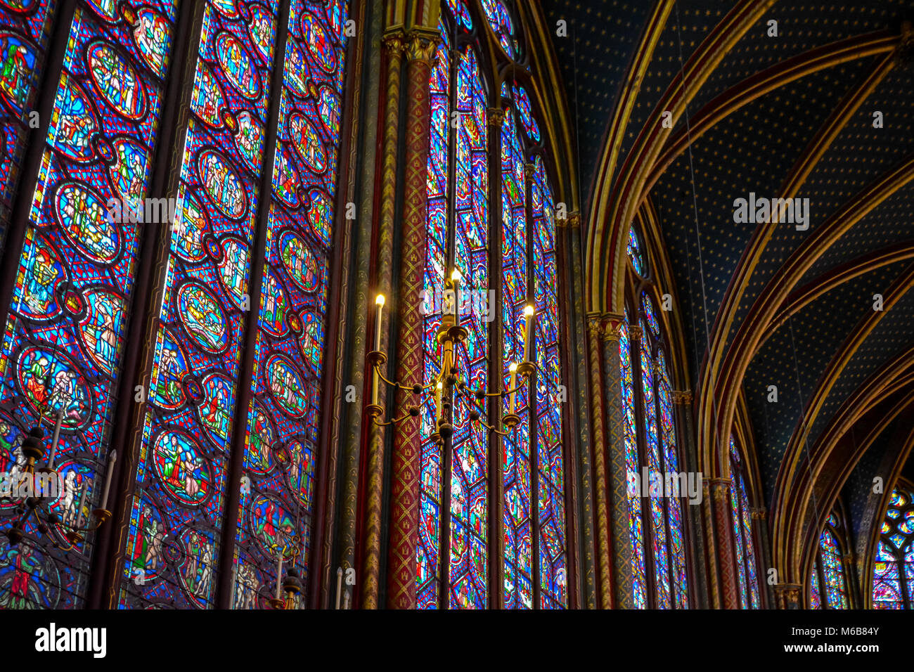 Schönen Innenraum der Sainte-Chapelle königliche Kapelle auf der Ile de la Cite in Paris Frankreich mit einem Hängeleuchter und Buntglasfenster Stockfoto