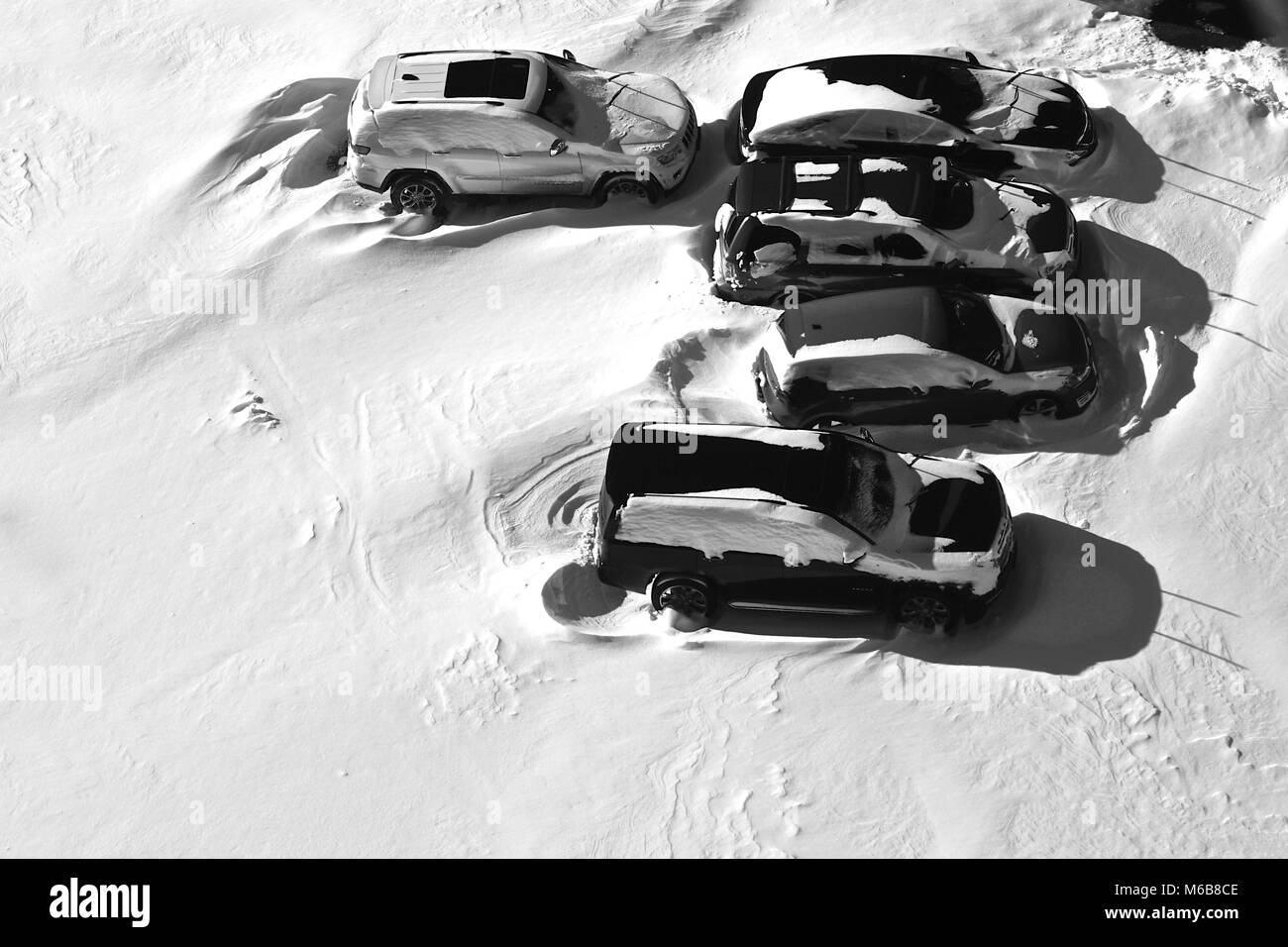 Luftaufnahme von einem Parkplatz mit Autos teilweise mit Schnee bedeckt. Stockfoto