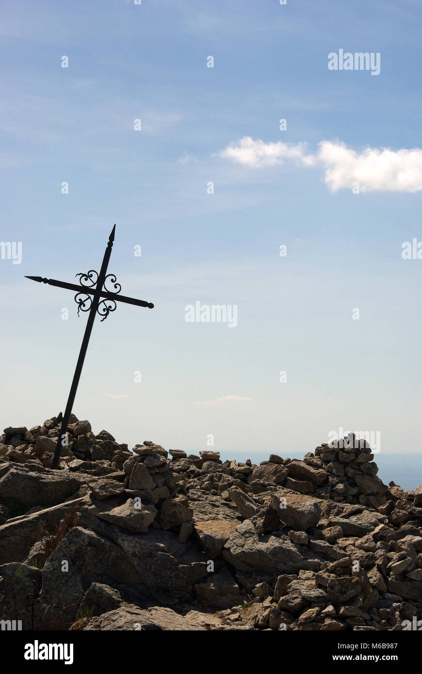 Ein Kreuz auf einem Berg Stockfoto