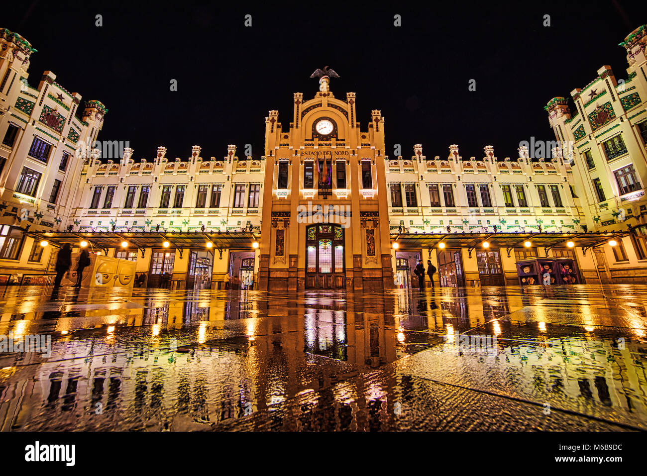 VALENCIA, Spanien - 3/1/2018: Der Haupteingang des berühmten Estacio del Nord in der Nacht nach einem Regen Stockfoto