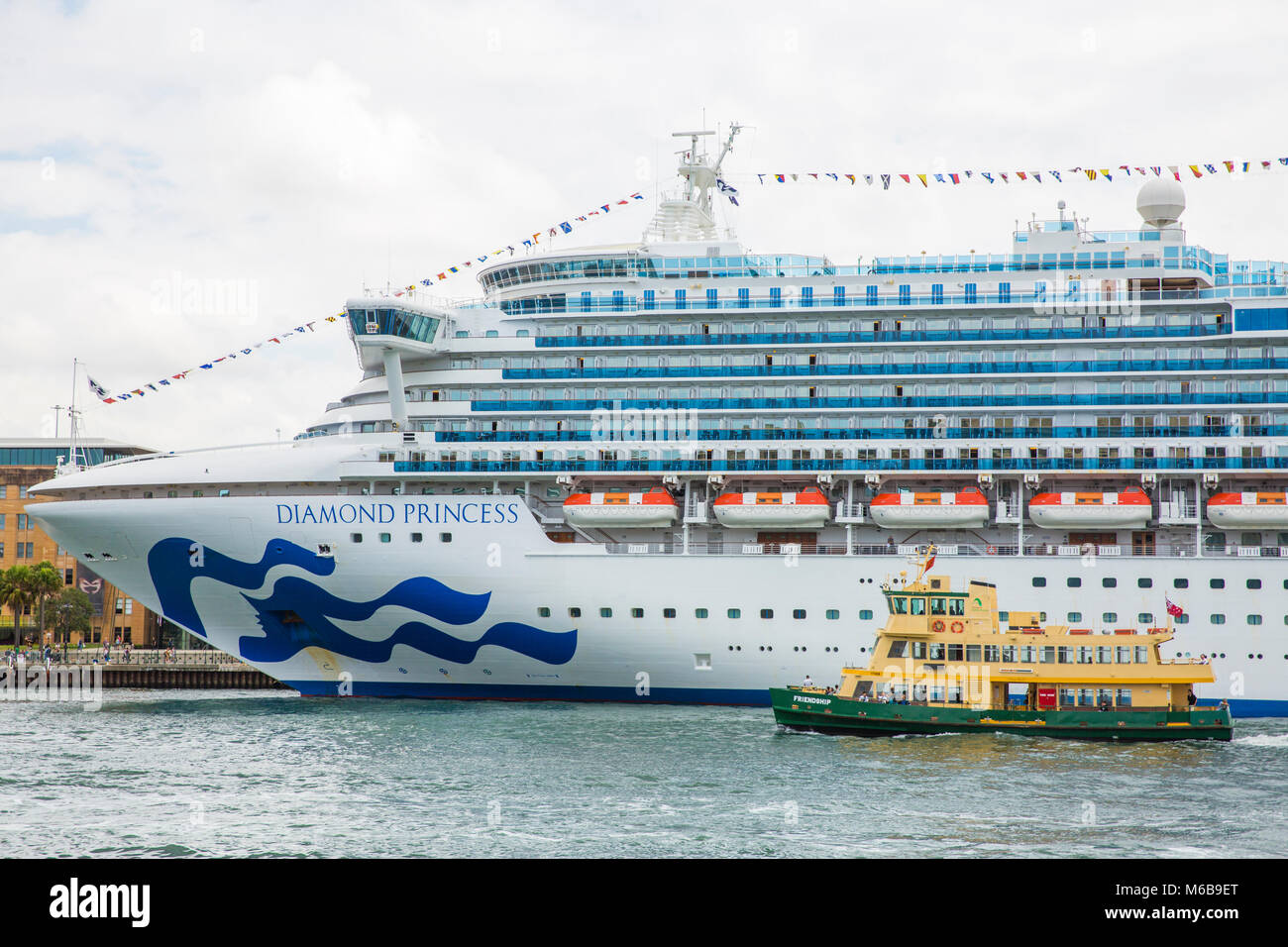Sydney Fähre geht Kreuzfahrtschiff Diamond Princess, Circular Quay, Sydney günstig Stockfoto