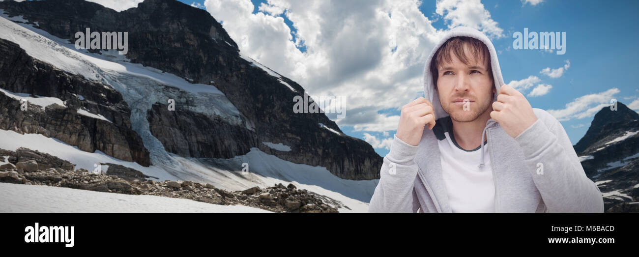 Das zusammengesetzte Bild im Hochformat zuversichtlich, coole jungen Latino Mann mit Kapuze Stockfoto