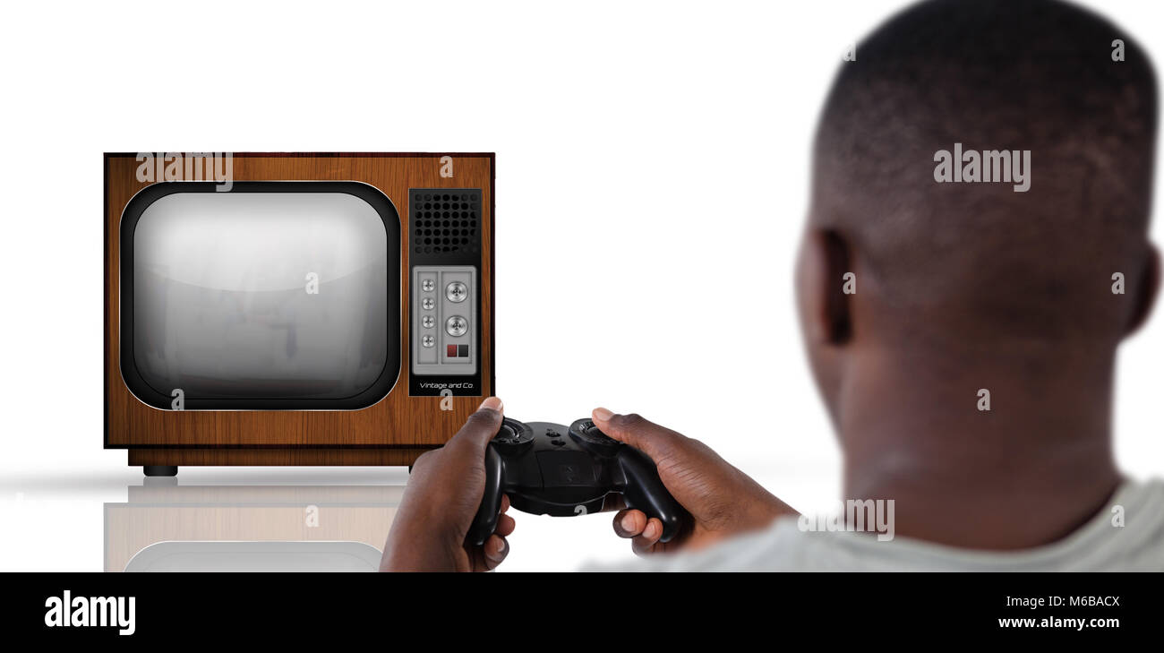 Das zusammengesetzte Bild des Menschen spielen video Spiel gegen weißen Hintergrund Stockfoto