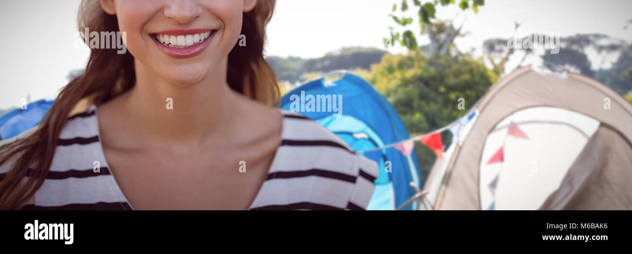 Das zusammengesetzte Bild im schönen Lächelnde Frau mit einer Blume Krone Stockfoto