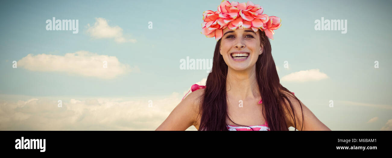 Das zusammengesetzte Bild von lächelnden Frau mit Kranz aus Blumen Stockfoto