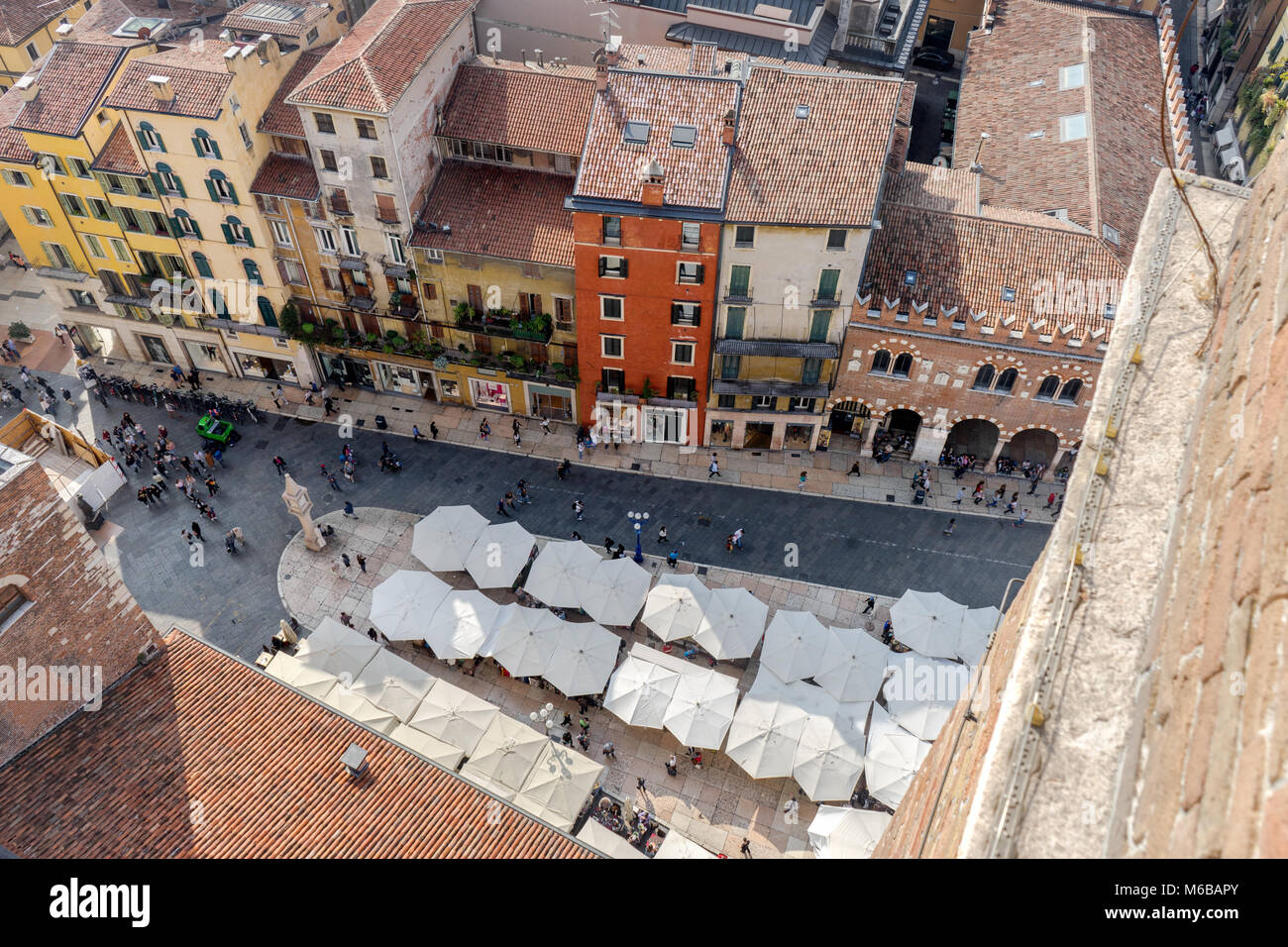 Aussicht auf den Piazza Piazza Erbe vom Torre Dei Lamberti in Verona Stockfoto