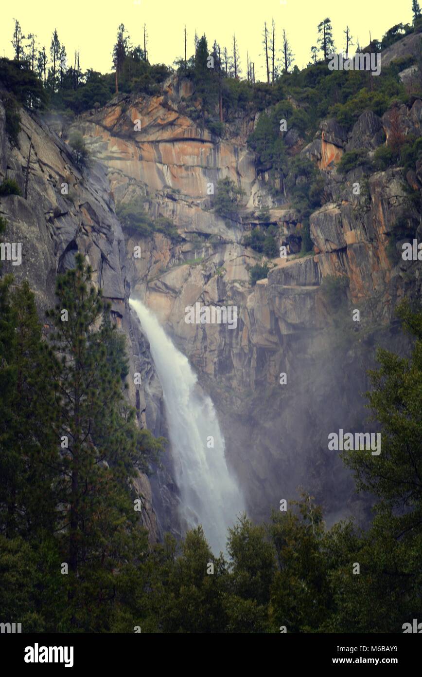 Wunderschöner Wasserfall im Yosemite Nationalpark- Bäume und die Landschaft von Kalifornien Vereinigte Staaten im April Stockfoto