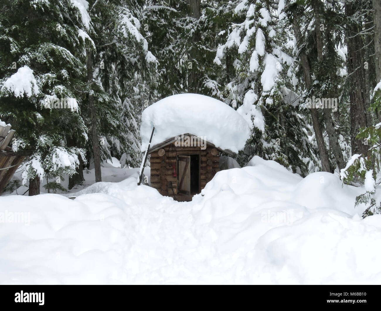 Trapperkabine im Schnee in der Nähe von Whistler, Kanada Stockfoto