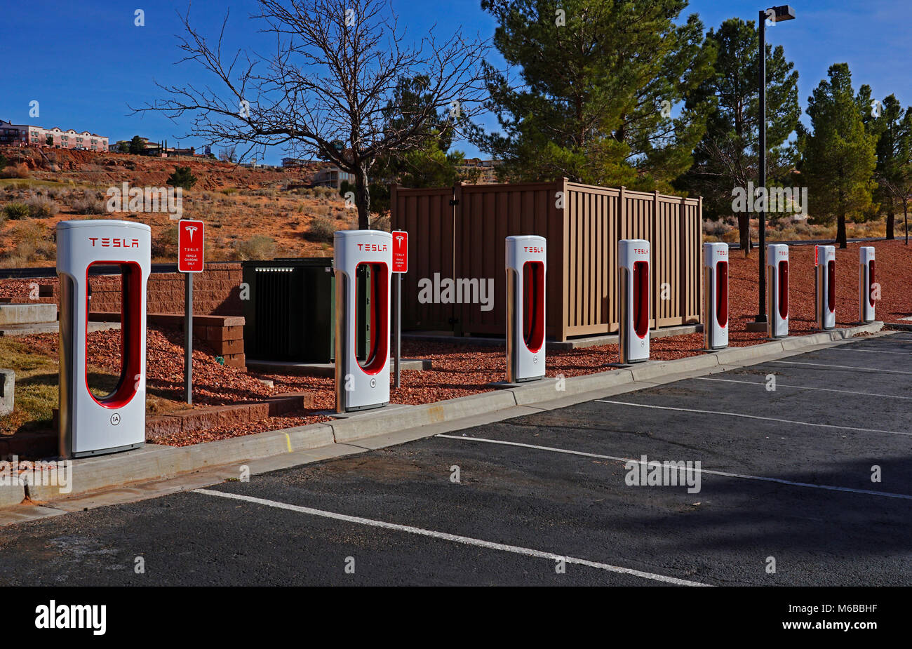 Tesla Elektroautos Ladestationen im Hotel Auto Park, Page, Arizona, USA Stockfoto