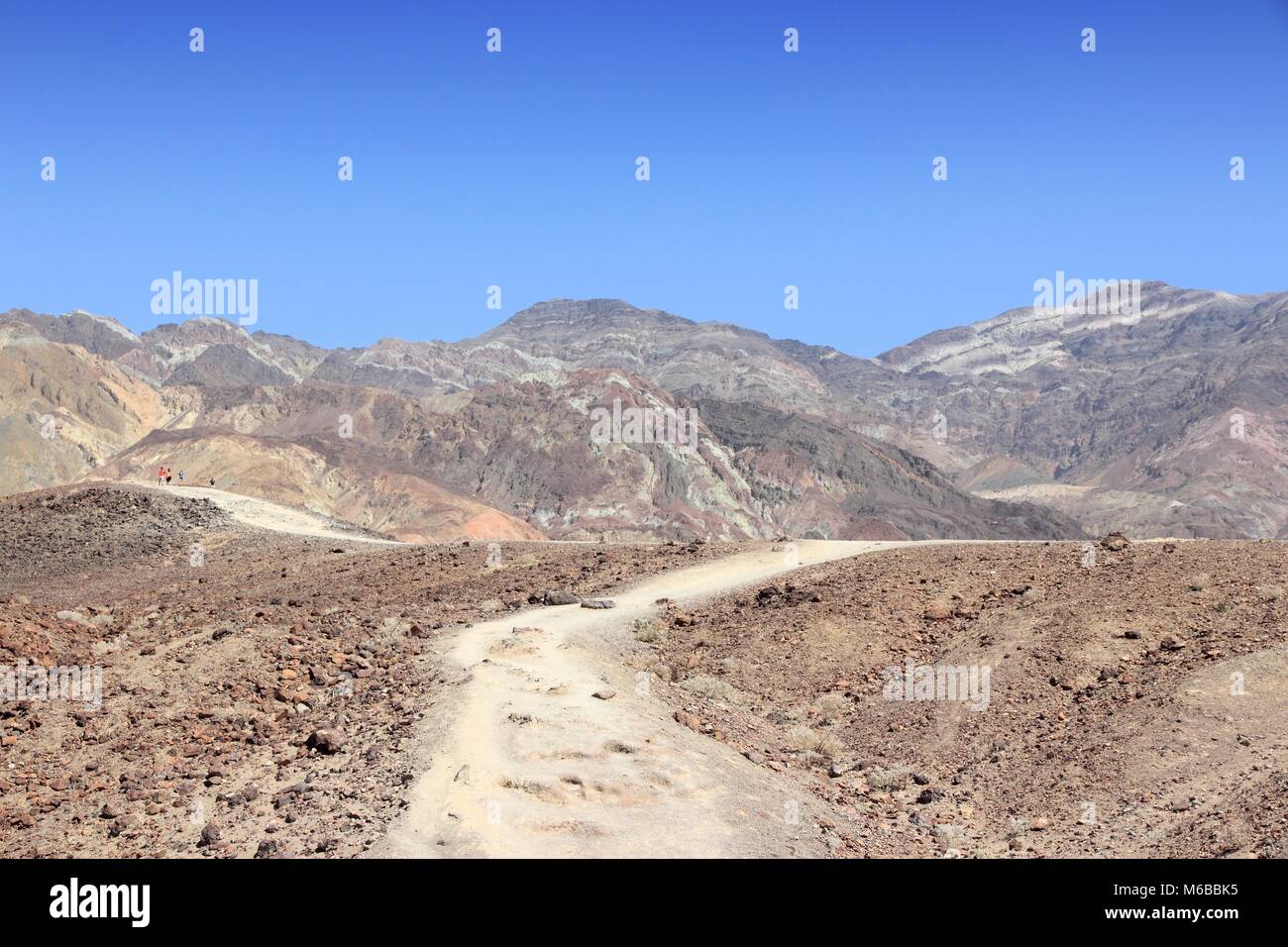 Mojave Wüste in Kalifornien, USA. Wanderweg in Richtung Schwarze Berge im Death Valley National Park (Inyo County). Stockfoto