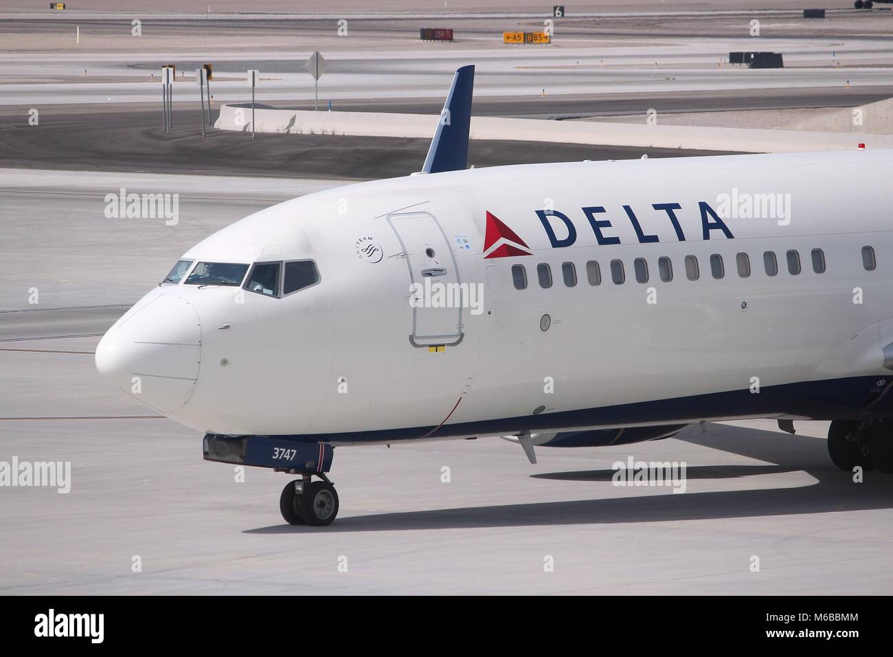 LAS VEGAS, USA - 15. APRIL 2014: Boeing 737 der Delta Airlines in Las Vegas McCarran International Airport. 2013 Delta war die größte Fluggesellschaft Stockfoto