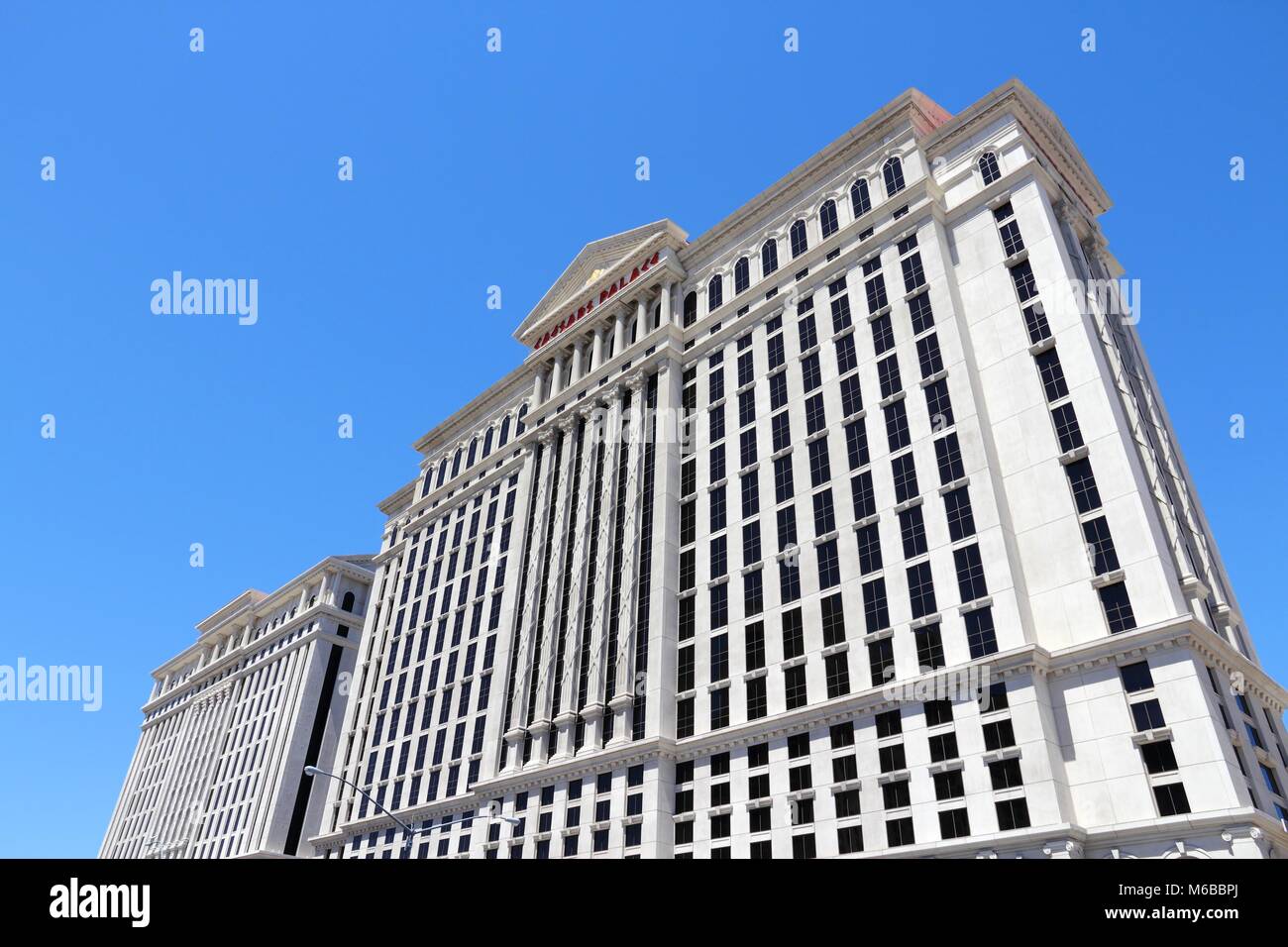 LAS VEGAS, USA - 14. APRIL 2014: Caesars Palace Hotel in Las Vegas. Es ist eine der 20 größten Hotels der Welt mit 3.960 Zimmern. Stockfoto
