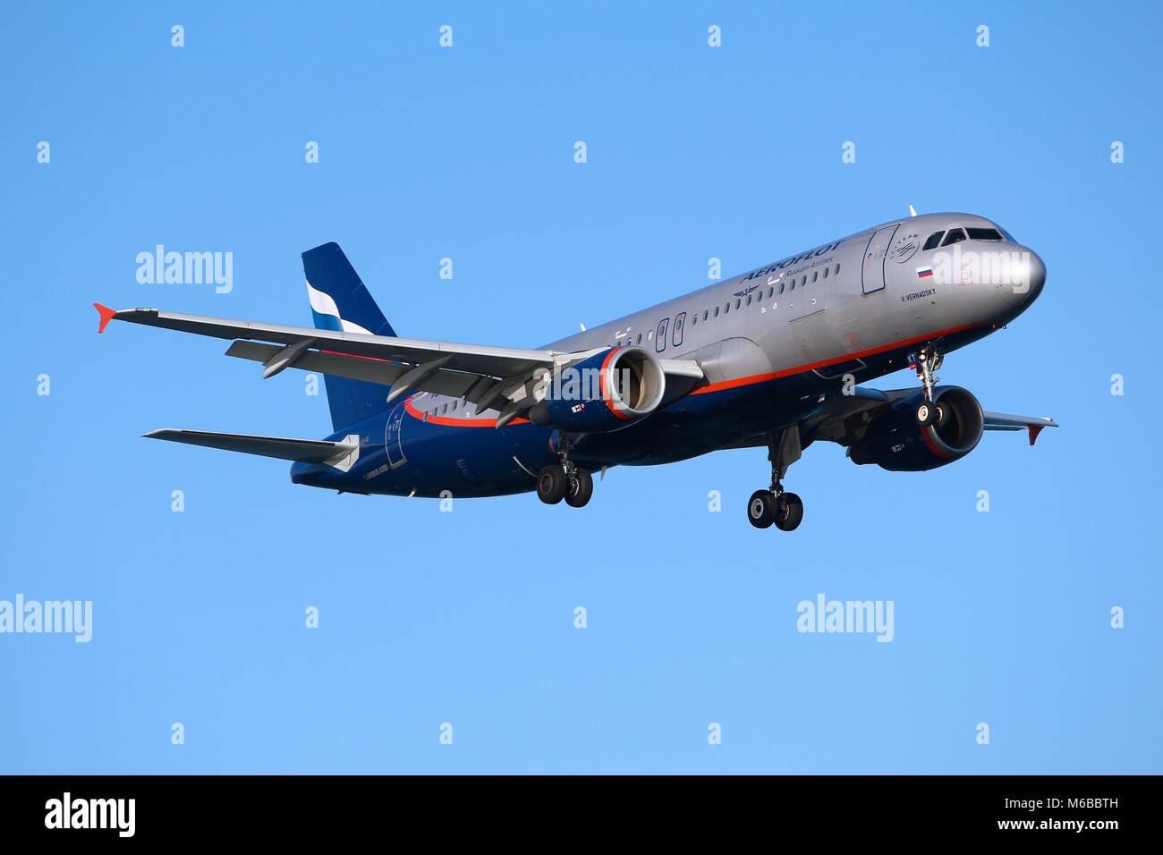 LARNACA, Zypern - 17. MAI 2014: Aeroflot Airbus A320 landet in Larnaca International Airport. Aeroflot ist 11. größte Fluggesellschaft Europas mit 17,7 Mill Stockfoto