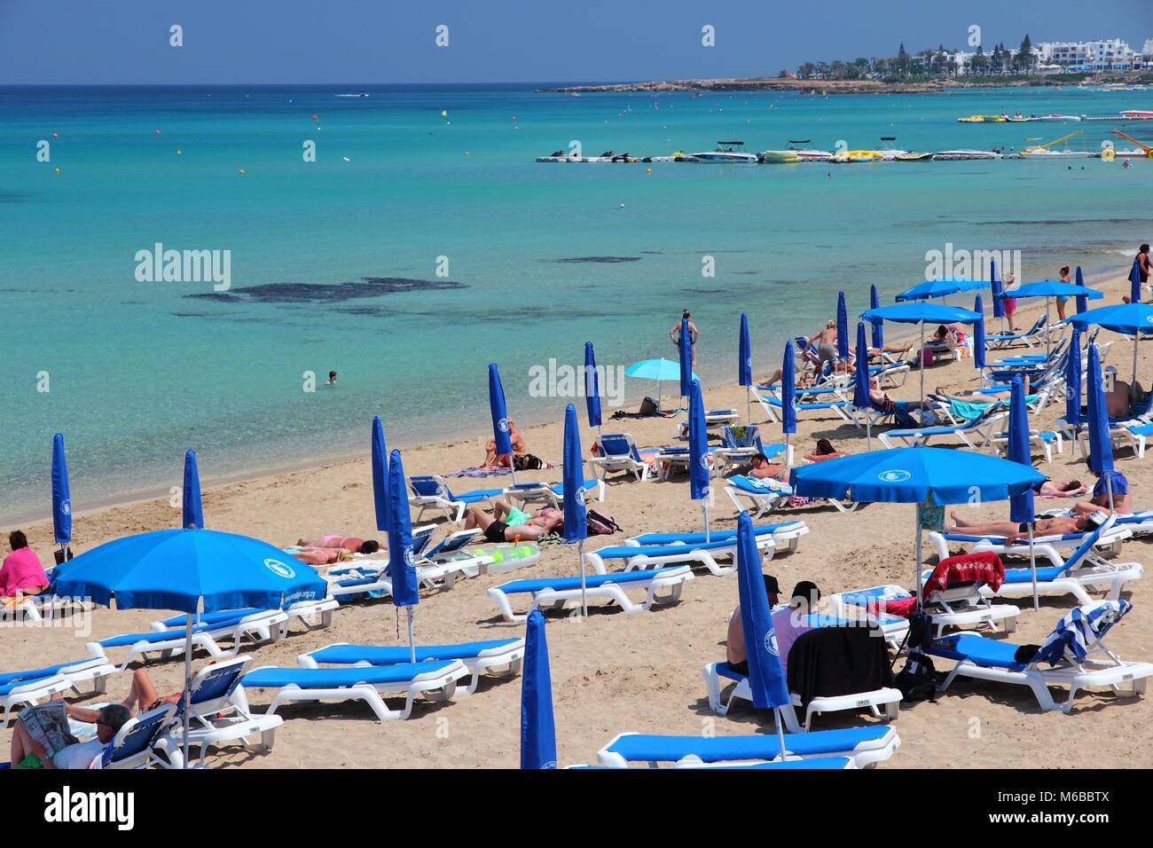 PROTARAS, Zypern - 17. MAI 2014: Menschen bei Sunrise Beach in Protaras, Zypern entspannen. Tourismus macht etwa 10 Prozent der Zypern-Budget mit 2,4 Millionen a Stockfoto