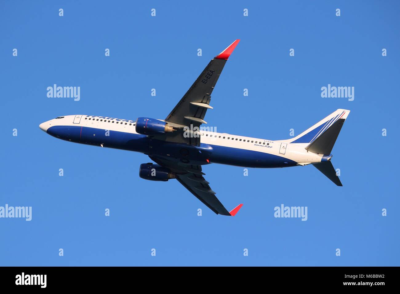 LARNACA, Zypern - 17. MAI 2014: "Transaero" Boeing 737 bringt Sie vom Internationalen Flughafen Larnaca entfernt. "Transaero" besteht seit 1990 und trug 12,5 Millio Stockfoto