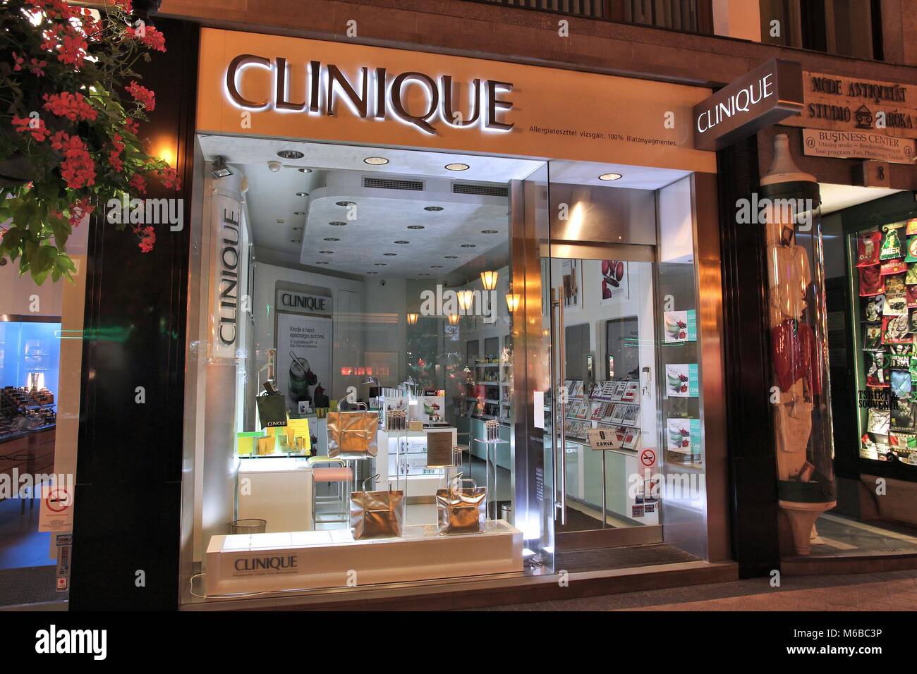BUDAPEST, Ungarn - 21. JUNI 2014: Clinique Pflege, Kosmetik und Duft store in Budapest. Clinique wurde 1968 gegründet und ist Teil der Estee Lau Stockfoto