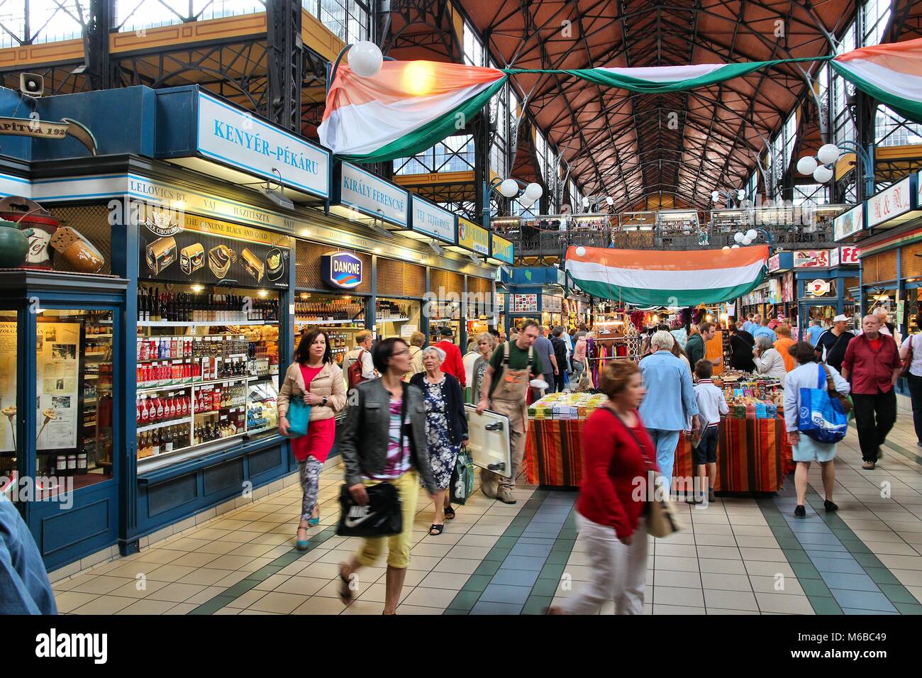 BUDAPEST, Ungarn - 19. JUNI 2014: die Menschen besuchen Große Markthalle in Budapest. Im Jahr 1897 eröffnet wurde, bleibt es die größte und älteste Markthalle in Buda Stockfoto