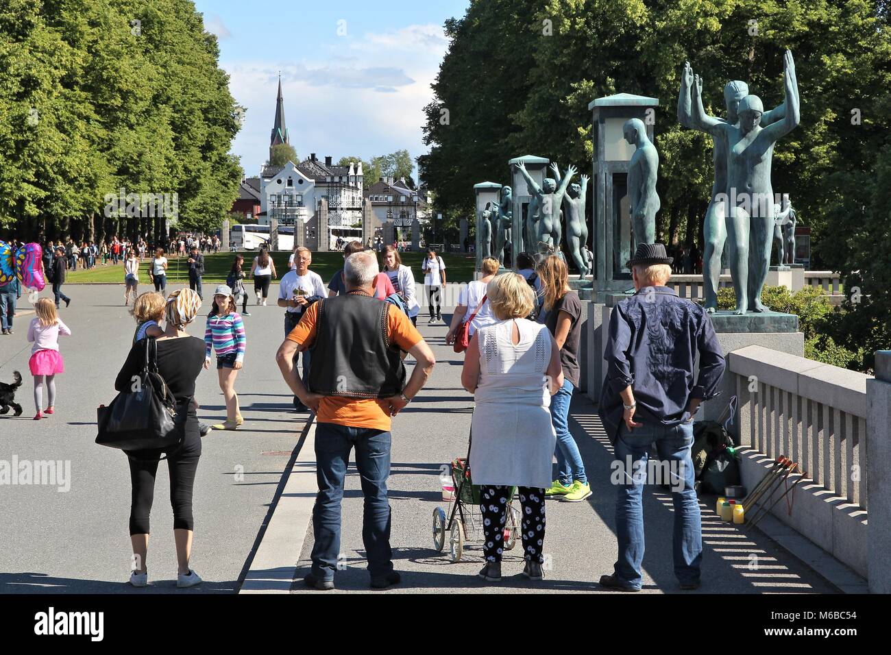 OSLO, Norwegen - 2 August, 2015: die Menschen besuchen, Gärten und Vigeland Installation in Frogner Park, Oslo. 212 Skulpturen rund um den Park waren alle konzipiert Stockfoto