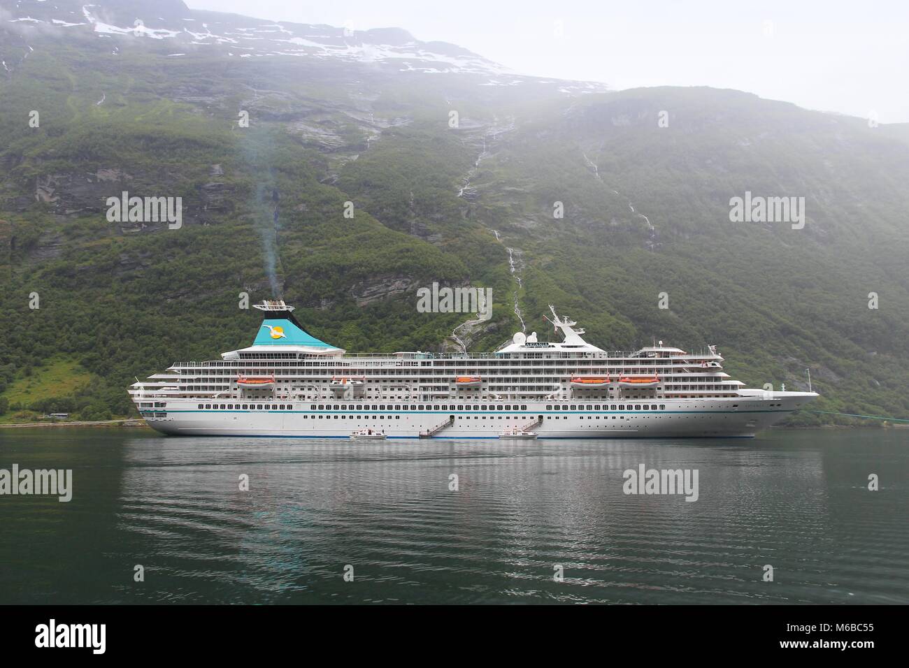 Geiranger Norwegen 19 Juli 15 Ms Artania Kreuzfahrtschiff In Geiranger Norwegen Das Schiff Wurde Durch Wartsila Werft In Helsinki Gemacht Es Wird Betrieben Von Stockfotografie Alamy