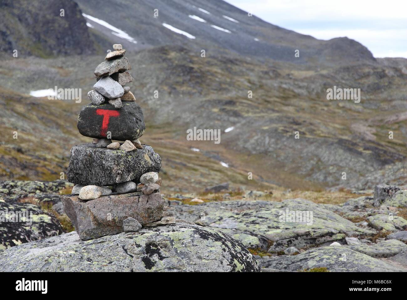 Norwegen - Jotunheimen Nationalpark. Besseggen Ridge Trail cairns Kennzeichnung. Stockfoto