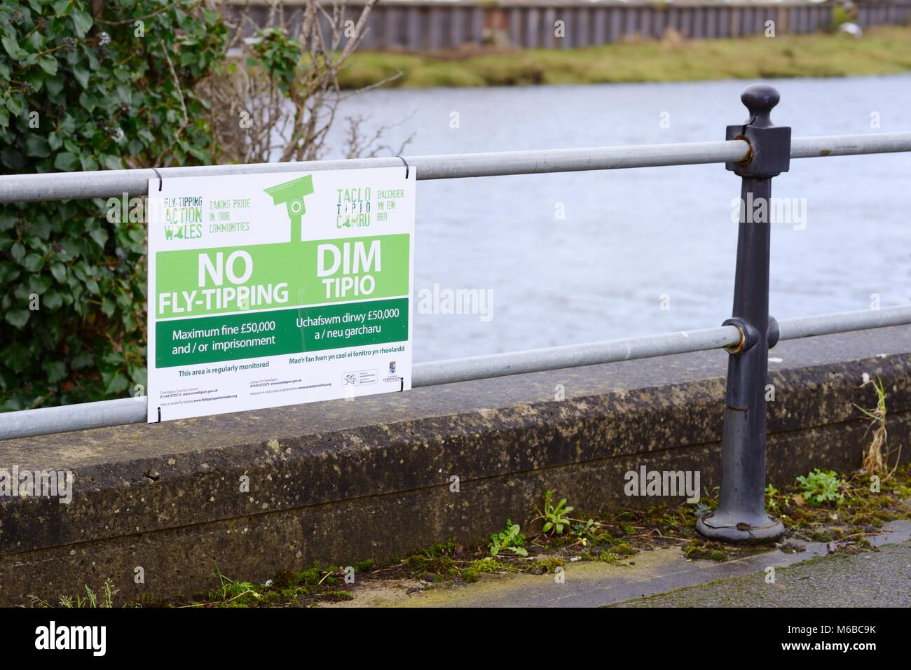 Zeichen auf einem Waliser riverbank Warnung vor flytipping, Wales, UK. Stockfoto