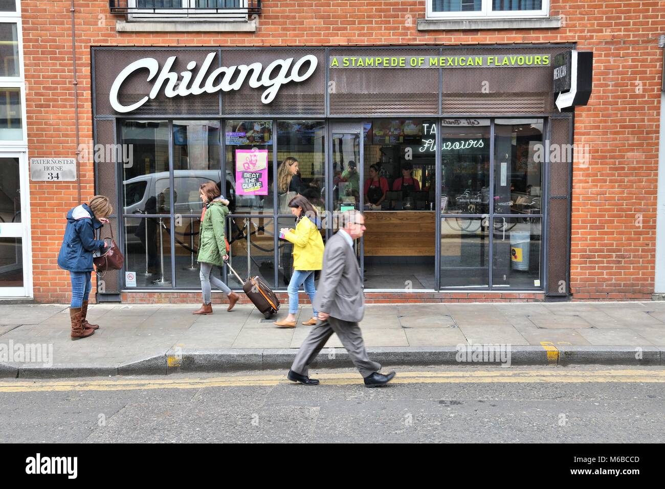 LONDON, Großbritannien - 22 April 2016: Leute gehen von Chilango mexikanische Restaurant in der Innenstadt von London. Chilango hat 13 Standorte in Großbritannien. Stockfoto