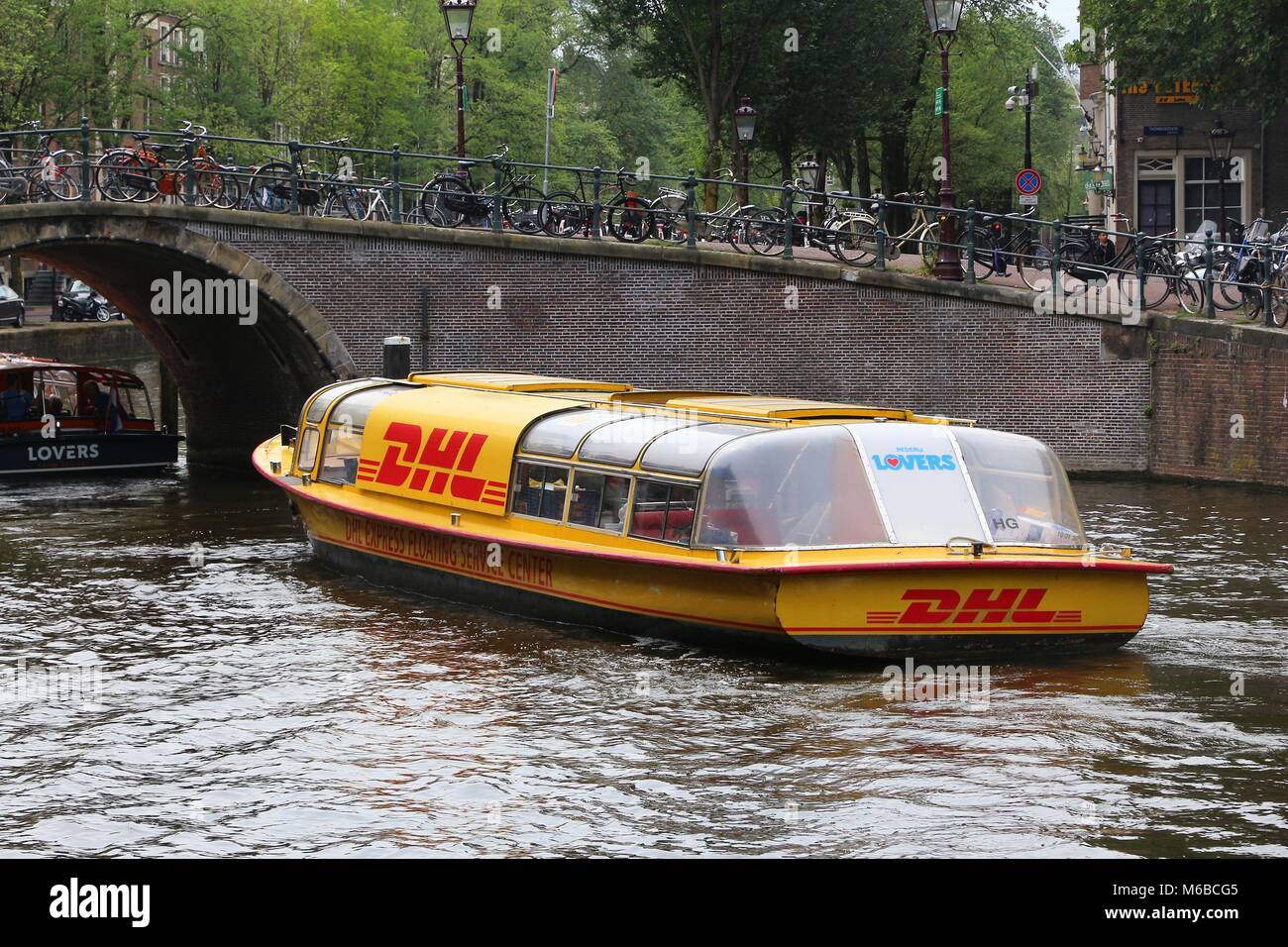 AMSTERDAM, NIEDERLANDE - 10 JULI 2017: DHL Express floating Service Center in Amsterdam, Niederlande. DHL ist Weltmarktführer im Wasser und in der Luft Mai Stockfoto
