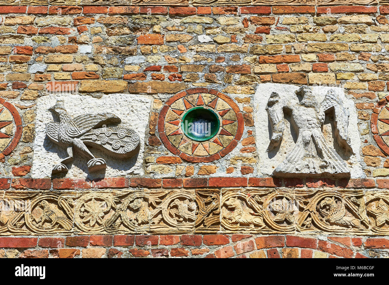 Roanesque relief Details am 11 centruy Vorhalle der Kirche von Santa Maria, Benediktiner Abtei von Pomposa, Emilia-Romagna, Italien. Stockfoto