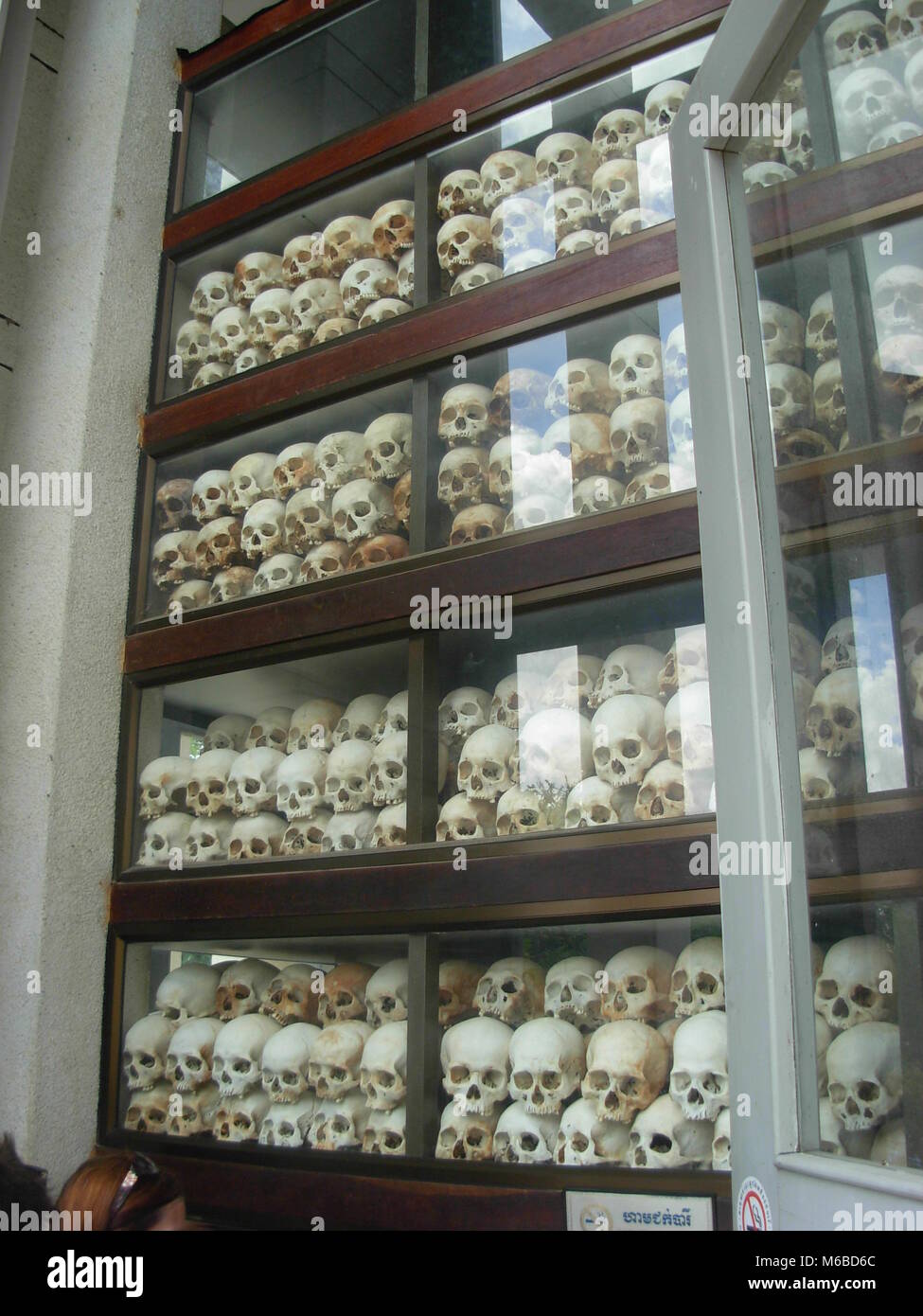 Schädel der Toten kambodschanischen Gefangenen in Choeung Ek Memorial ausgesetzt (killing fields) in Phnom Penh, Kambodscha Stockfoto