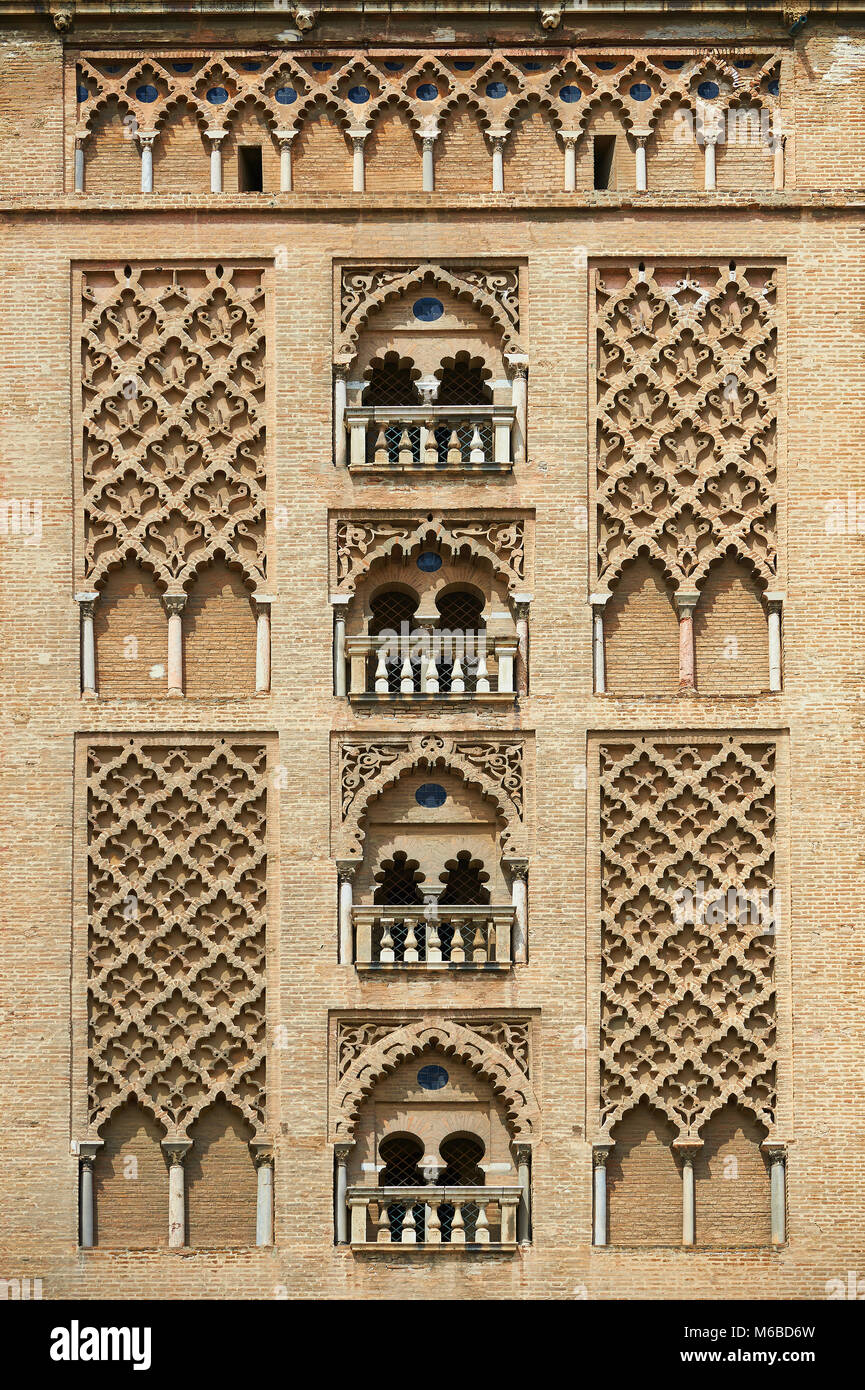 Maurischen architektonischen Details auf der alten Moschee Tower, jetzt den Glockenturm der Kathedrale von Sevilla, Spanien Stockfoto