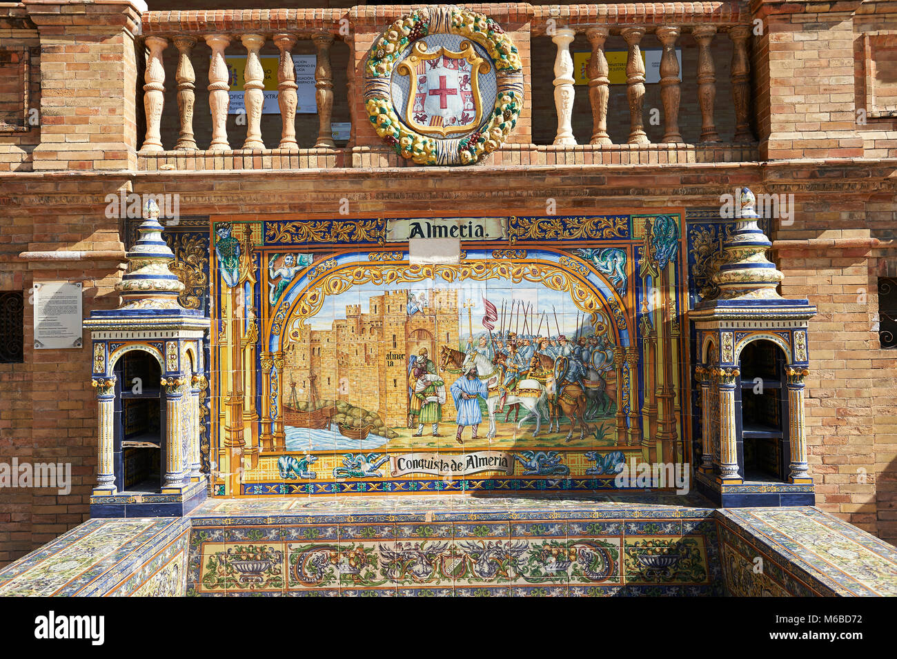 Der almera Fliesen- und Alkoven entlang der Wände der Plaza de Espana in Sevilla im Jahr 1928 für die Ibero-Amerikanische Ausstellung 1929 gebaut, Sevilla, Spanien Stockfoto