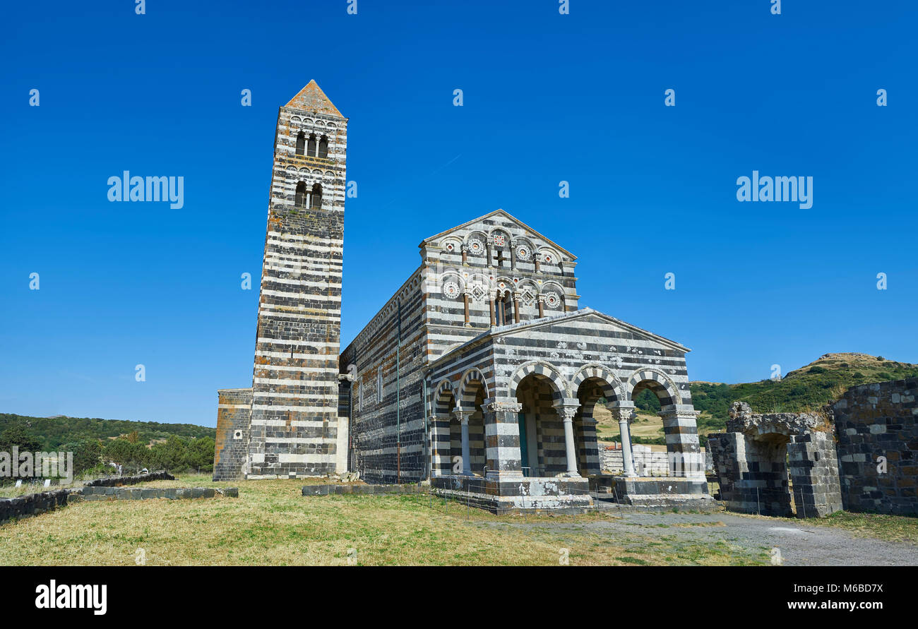 Bild und Bild von der Außenseite des Toskanischen Stil Pisaner romanischen Basilika Santissima Trinità di Saccargia, geweiht 1116, Codrongianos, Sa Stockfoto
