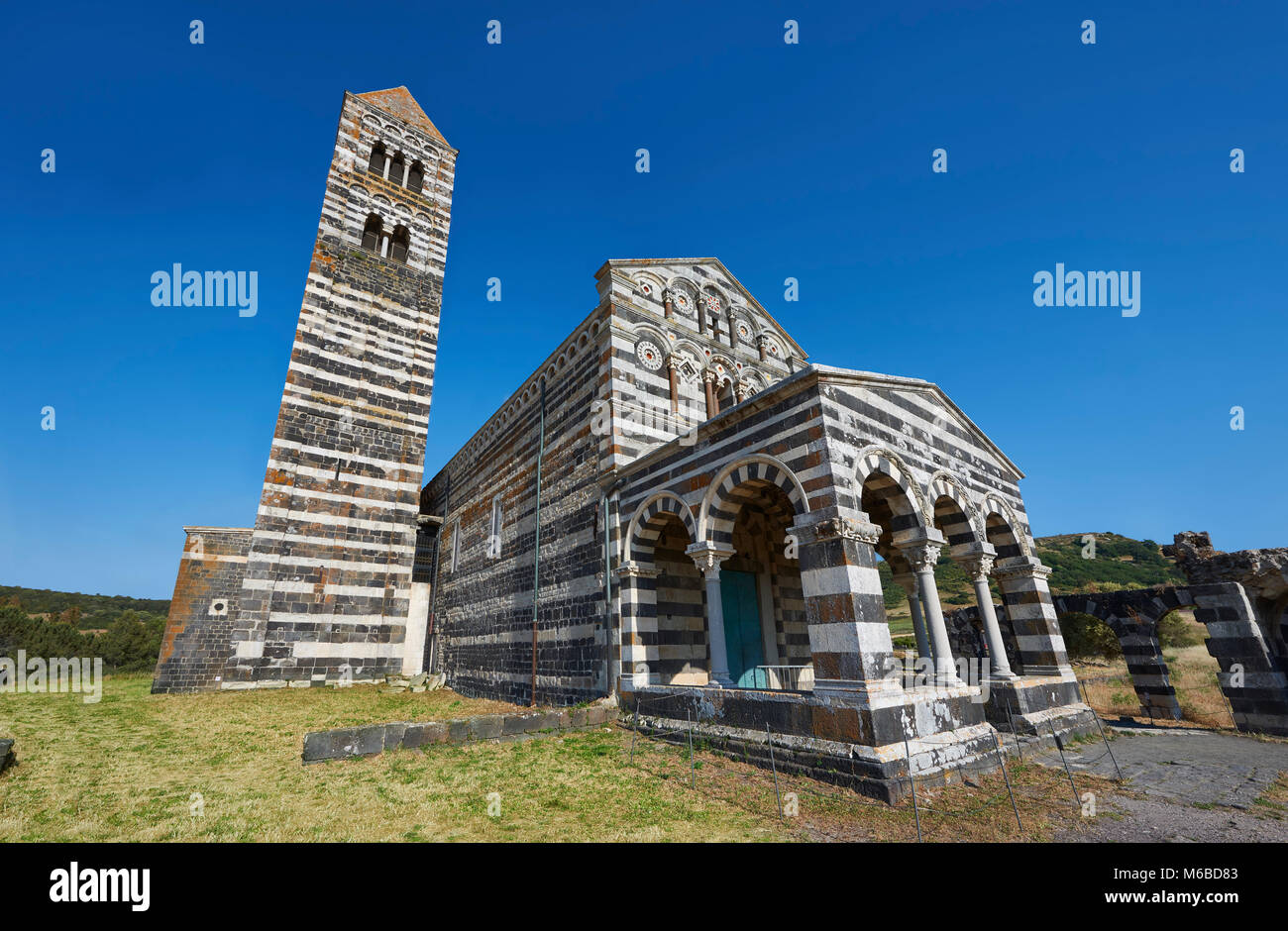 Bild und Bild von der Außenseite des Toskanischen Stil Pisaner romanischen Basilika Santissima Trinità di Saccargia, geweiht 1116, Codrongianos, Sa Stockfoto