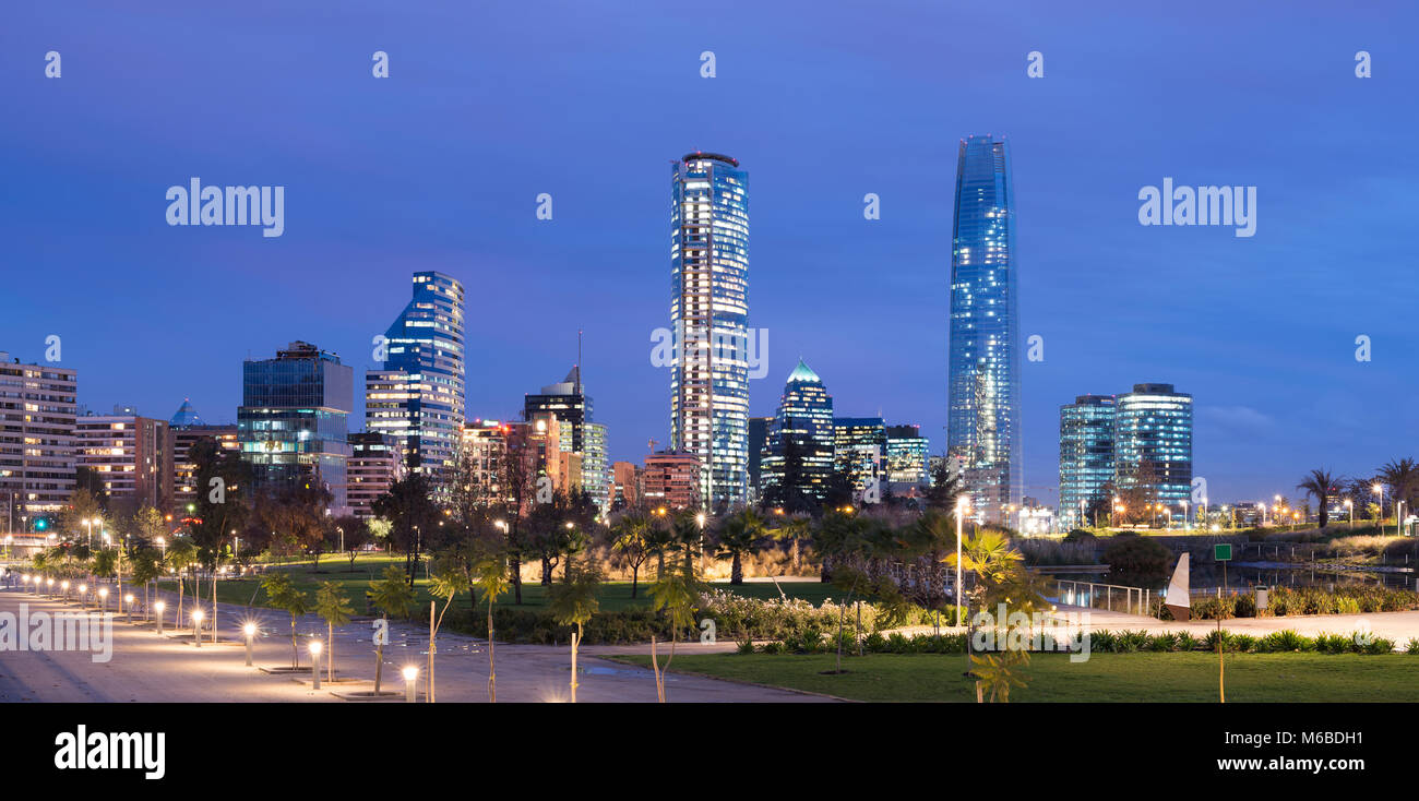 Skyline von Financial District bei Providencia vom Parque Bicentenario (Bicentennial Park) im Stadtteil Vitacura, Santiago de Chile, Südamerika Stockfoto