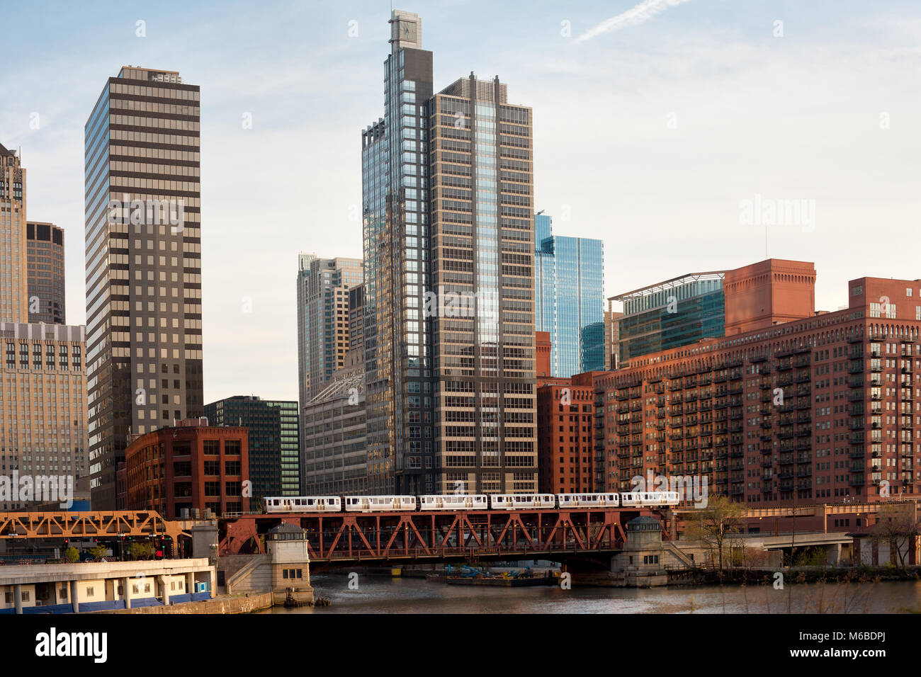 Zug über den Chicago River auf Lake Street, Chicago, Illinois, USA Stockfoto