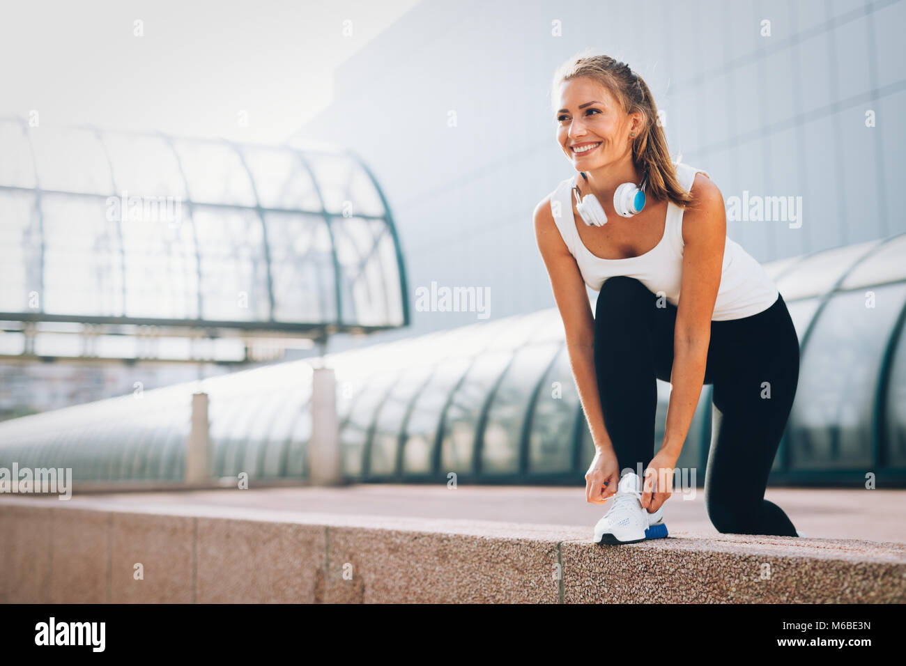 Bild von jungen attraktiven Happy fitness Frau Stockfoto