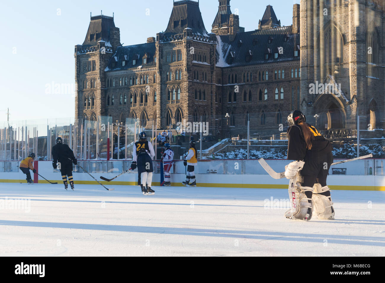 Ottawa, Kanada - 16. Dezember 2017: Mädchen spielen Hockey an der temporäre Eislaufbahn auf dem Parliament Hill Stockfoto