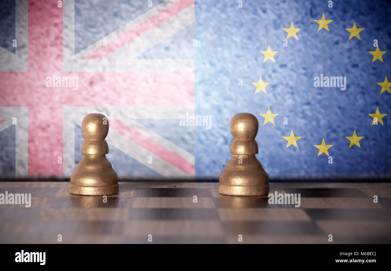 Schach Schachfiguren mit europäischen und britischen Flaggen auf Wand gemalt Stockfoto